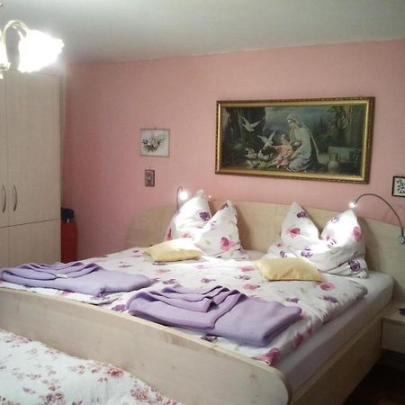 Weinbau-Gaestezimmer Martin Und Eva Maria Jamek Weissenkirchen in der Wachau Exterior photo