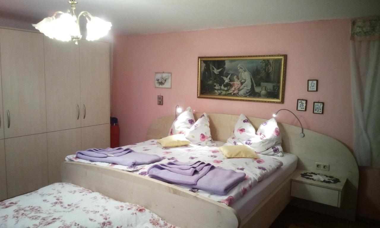 Weinbau-Gaestezimmer Martin Und Eva Maria Jamek Weissenkirchen in der Wachau Exterior photo