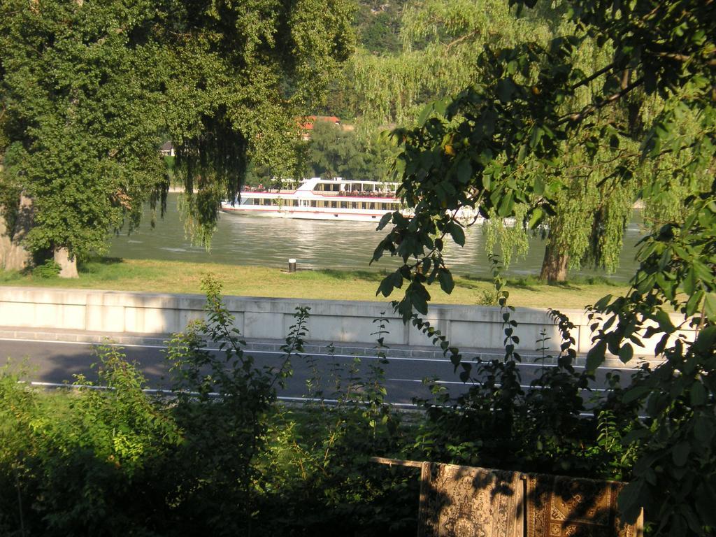 Weinbau-Gaestezimmer Martin Und Eva Maria Jamek Weissenkirchen in der Wachau Exterior photo